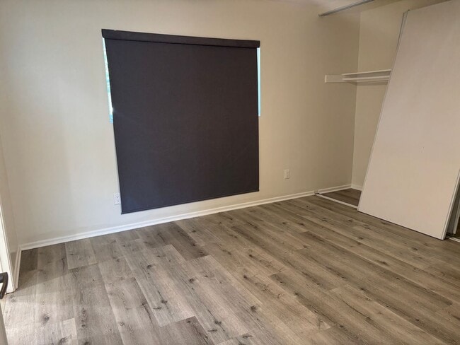Building Photo - 10547 Hayvenhurst Ave