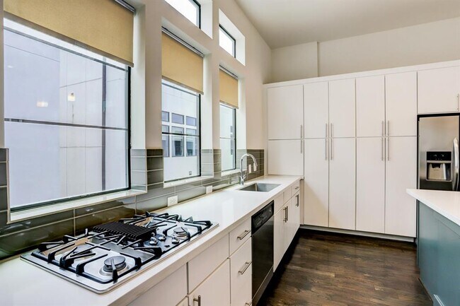 Building Photo - 2106 Colorado St
