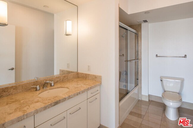 Building Photo - 13600 Marina Pointe Dr