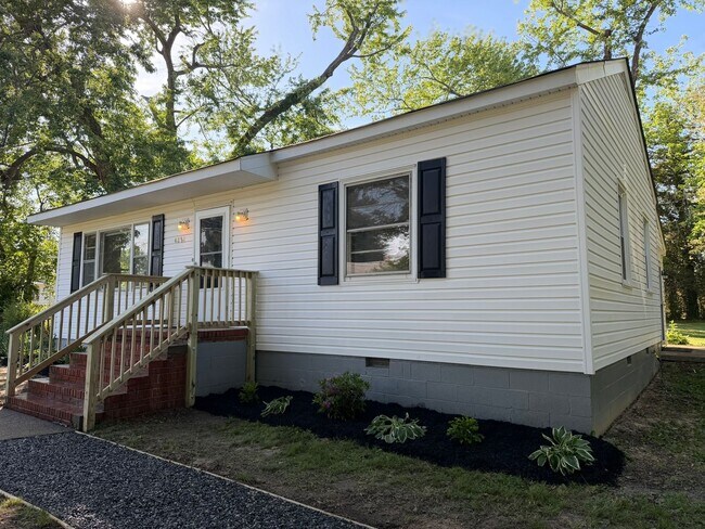 Building Photo - Rancher with Large Back Yard!
