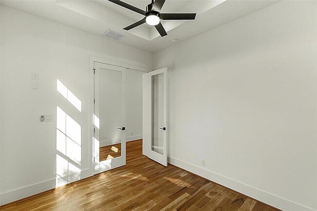 Building Photo - 1038 W 31st St