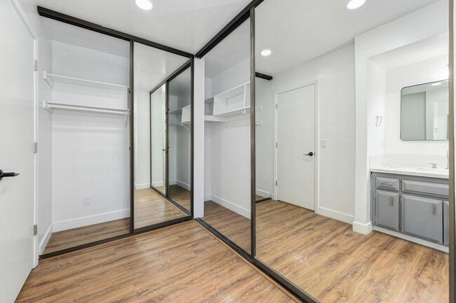 Building Photo - 23986 Oakmont Way
