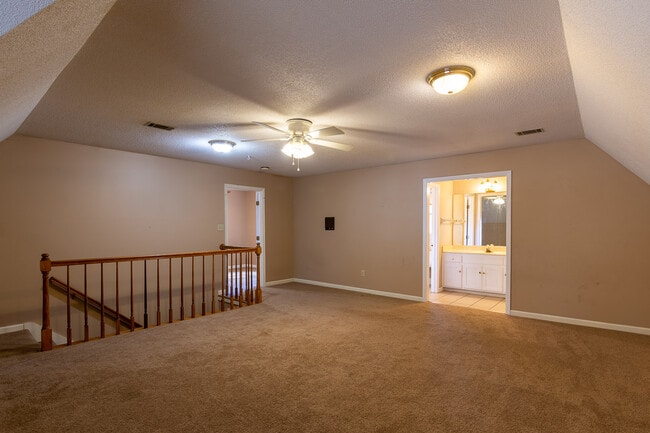 Building Photo - 4135 Knollcrest Cir N