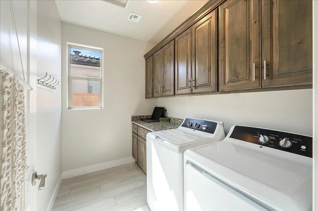 Building Photo - Bright and Spacious 3 Bedroom Home in Wash...