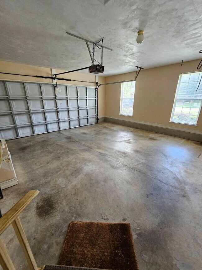 Building Photo - 4Br/2.5Ba Huge home with a sunroom