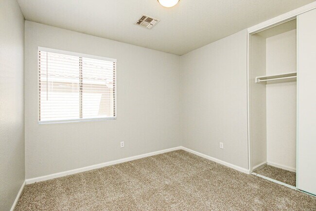 Building Photo - 5338 E Florian Ave