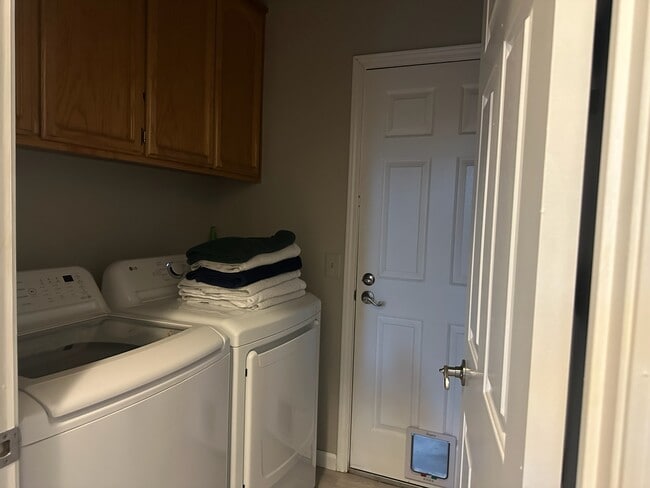 Building Photo - 2556 Du Bois Dr