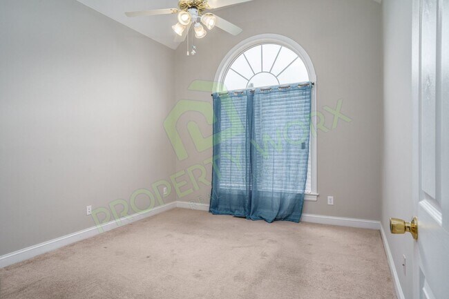 Building Photo - Executive Style Rental in Red Oak