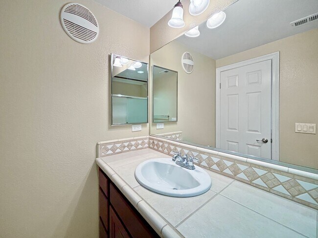 Building Photo - Bright 2BD/2BA Townhouse in Serra Mesa with Balcony, Fireplace & Resort-Style Amenities