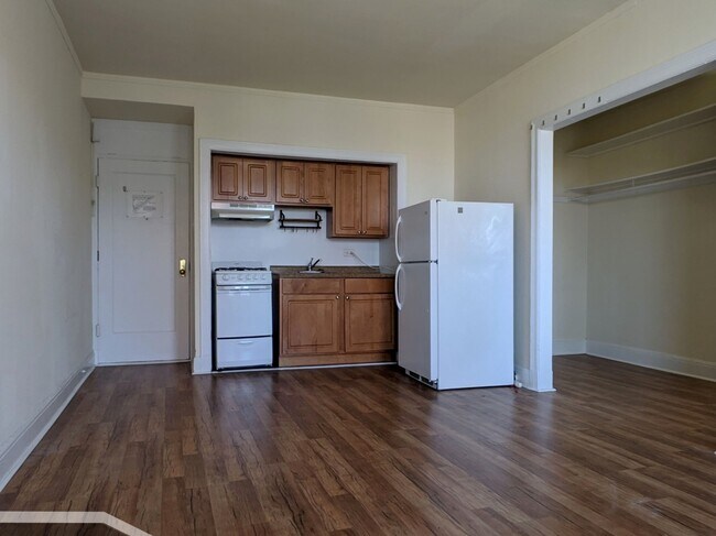 Building Photo - 3335 W Diversey Ave