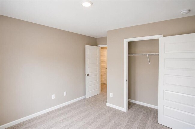 Building Photo - 100 Squarewood Ln NW