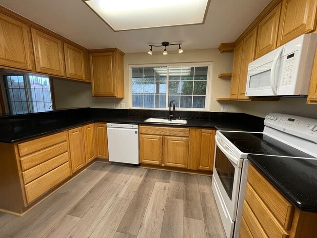 Building Photo - Spacious Citrus Heights Home with 3-Car Garage & Ample Storage