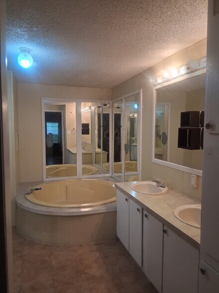 Masterbath - 11900 SW 121st Ave