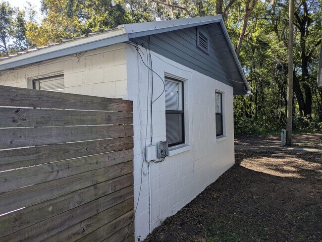 Building Photo - 637 NE Waldo Rd