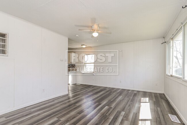 Building Photo - 3 Bedroom 1 Bathroom Single Family Home Available in Springfield!