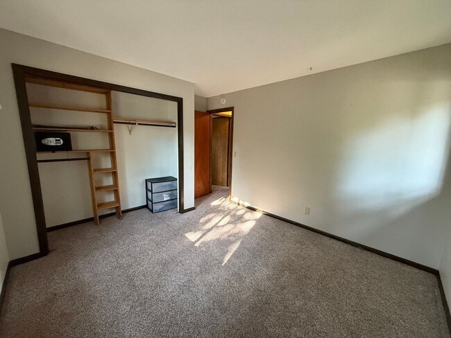 Building Photo - Spacious 4 Bedroom Home in Coon Rapids
