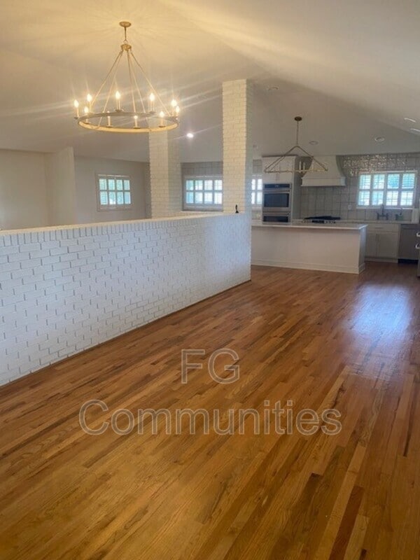Building Photo - 206 Sunshine Way