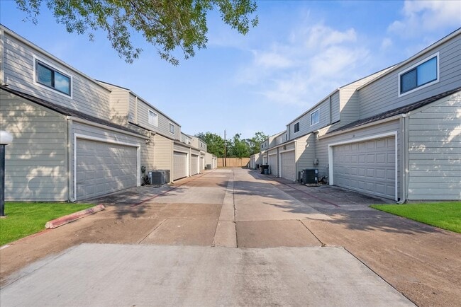 Building Photo - 2379 Briarwest Blvd