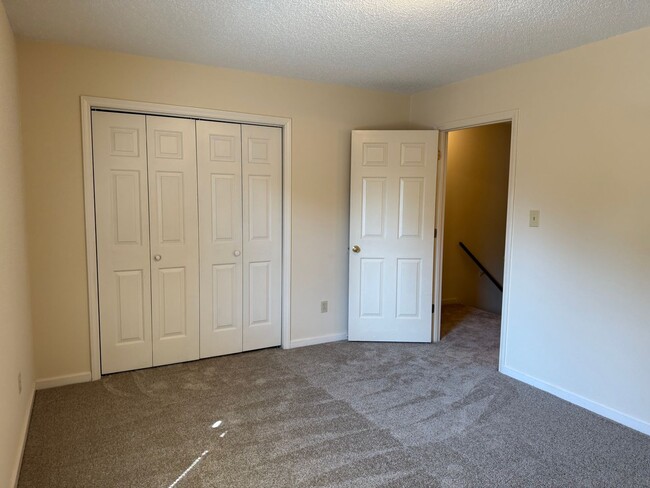 Building Photo - Private 2BD/1.5BA Townhouse in Prime NW Hickory Location | Available 6/1/2026