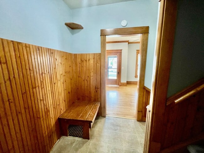 Building Photo - Charming 4 Bedroom Home