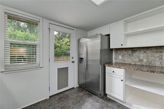 Building Photo - 5616 Oak Blvd