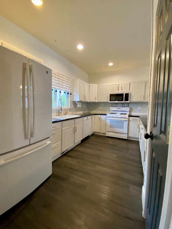 Building Photo - 200 Whispering Pine Pl