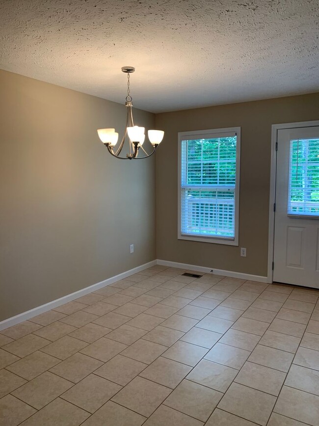 Building Photo - Beautiful 3 Bed, 2 Bath home located in Ma...