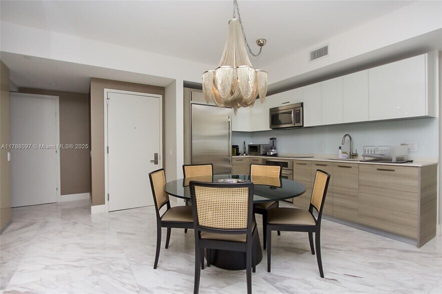Building Photo - 1300 Brickell Bay Dr