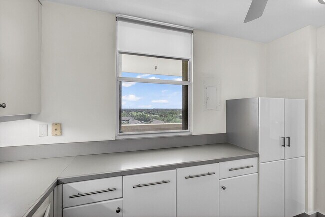 Building Photo - 134 Lakeshore Dr