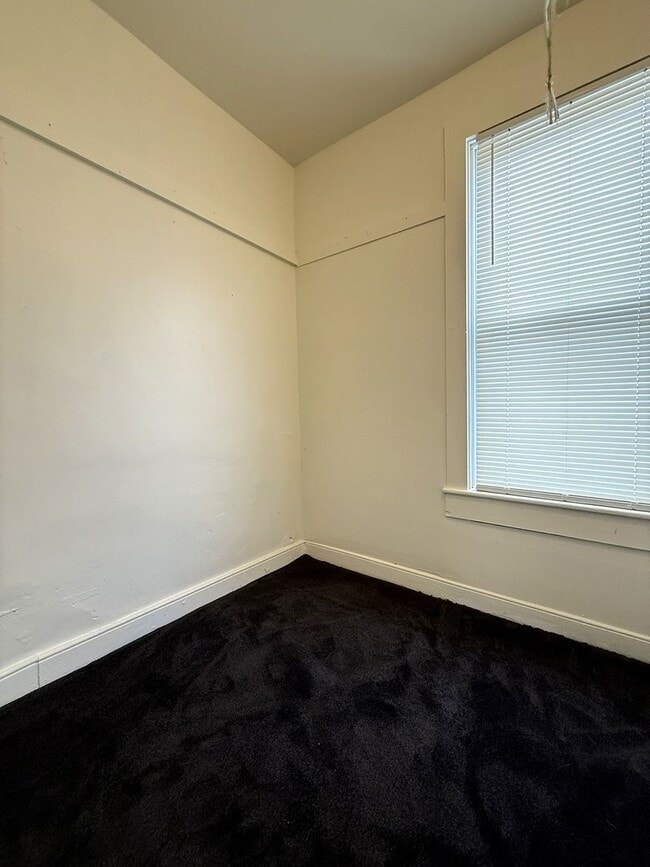 Building Photo - 704 W Main St