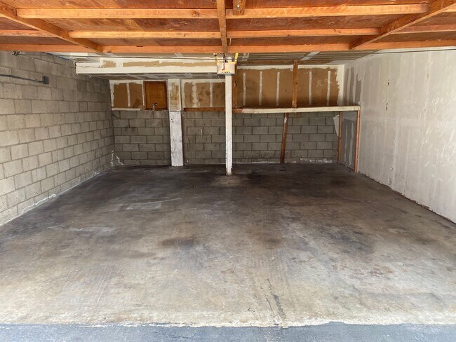 Building Photo - 2BR/2BA Upstairs Condo with Two-Car Garage