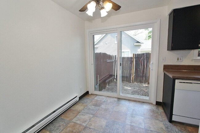 Building Photo - 804 W 7th St