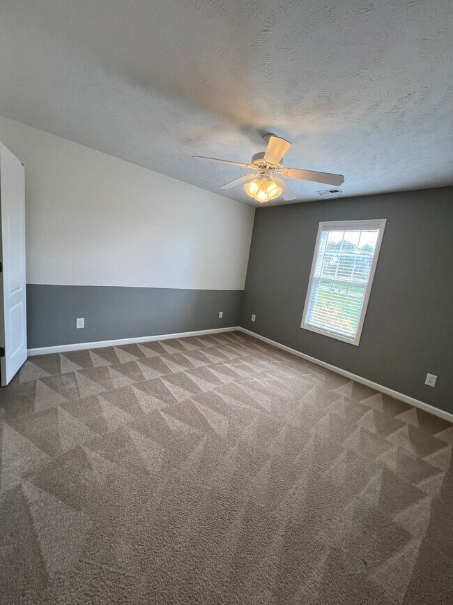 Building Photo - 4 Bed 2 Bath Raeford Home with Fenced Backyard