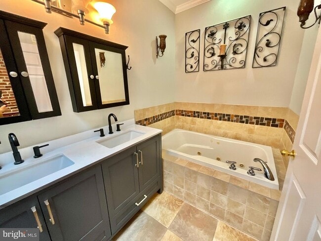 Building Photo - 132 S Potomac St