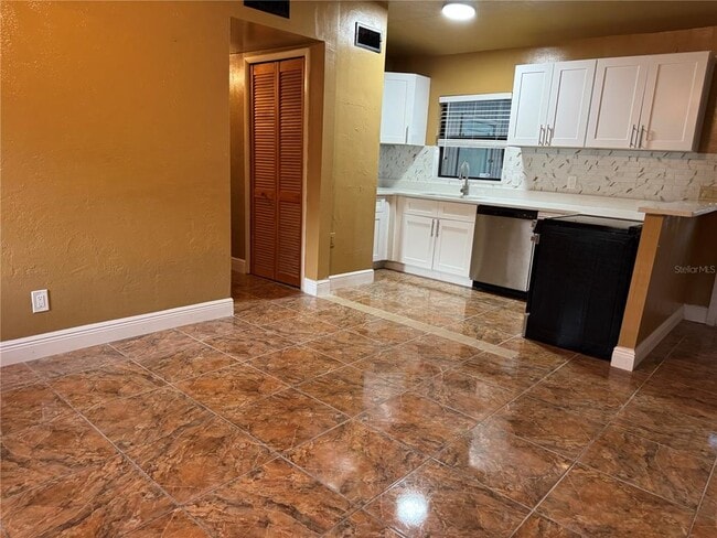 Building Photo - 1930 Walton St S