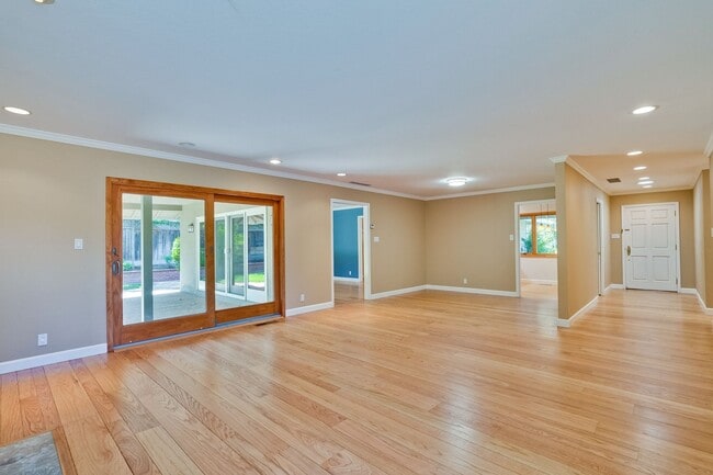 Building Photo - Excellent 3 Bedroom 2 Bath In A Great Neig...