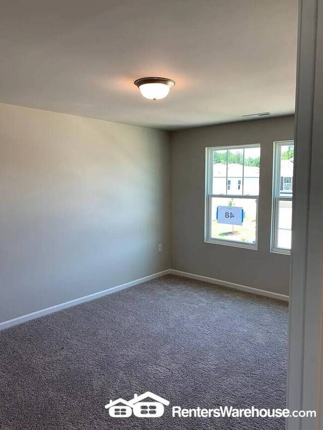 Building Photo - Spacious 4-bedroom home with large loft! A...