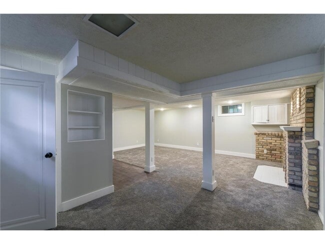 Building Photo - 11020 W River Rd