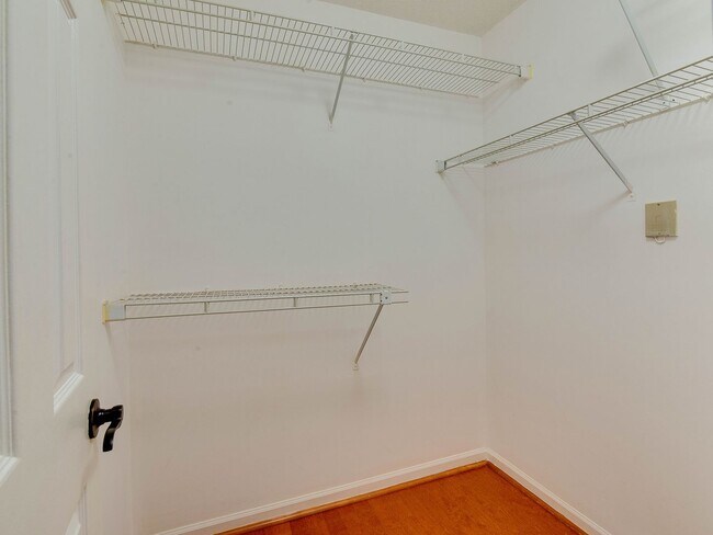 Building Photo - Amenity rich water front condo ready for move in!