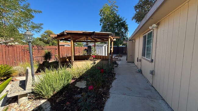 Building Photo - Three Bedroom, Two Bathroom Home in East H...