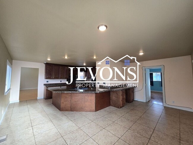 Building Photo - Move-in Special: $500 off your first month’s rent. Cozy 4-bedroom home with a fully equipped kitc...