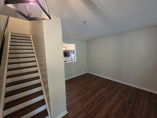 Building Photo - 2 Bedroom/2.5 Bathroom Townhome in First W...