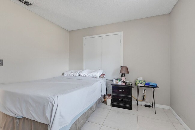Building Photo - 15846 Country Lake Dr