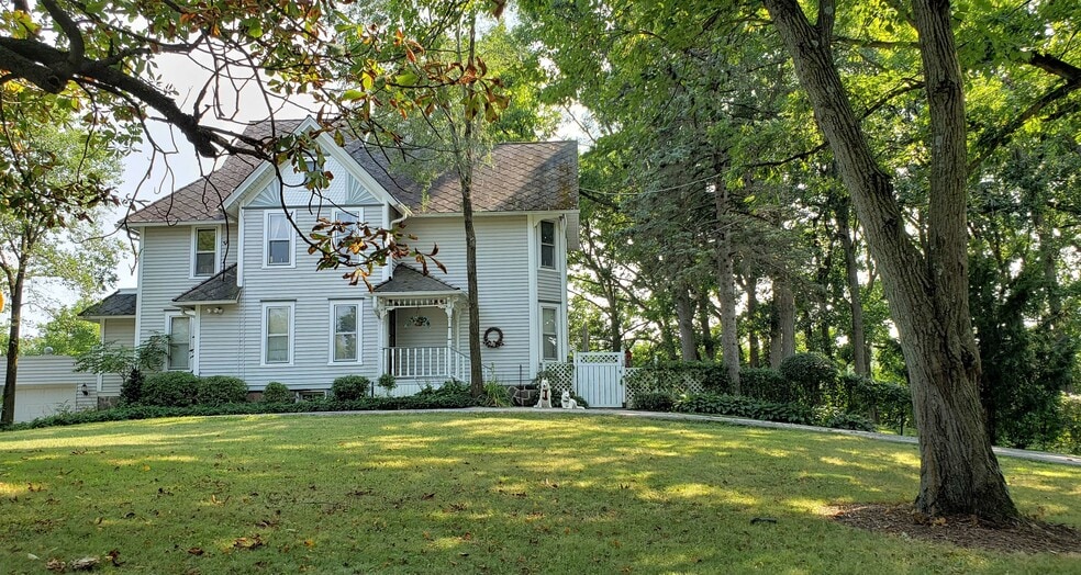 Building Photo - 18415 Hoffman Ave