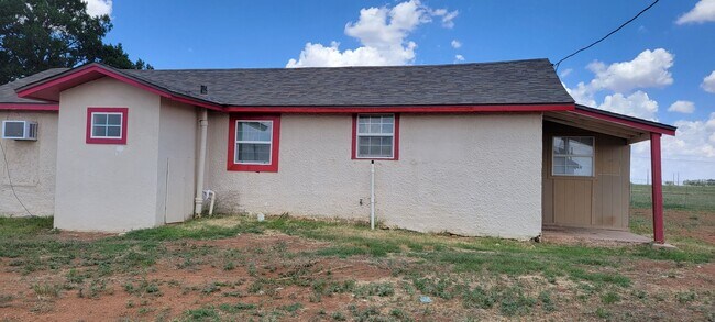 Building Photo - UPDATED COUNTRY PROPERTY