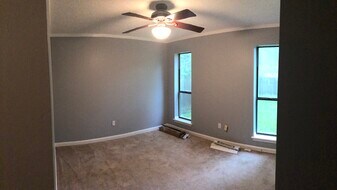 Building Photo - 12 Oak Forest Pl