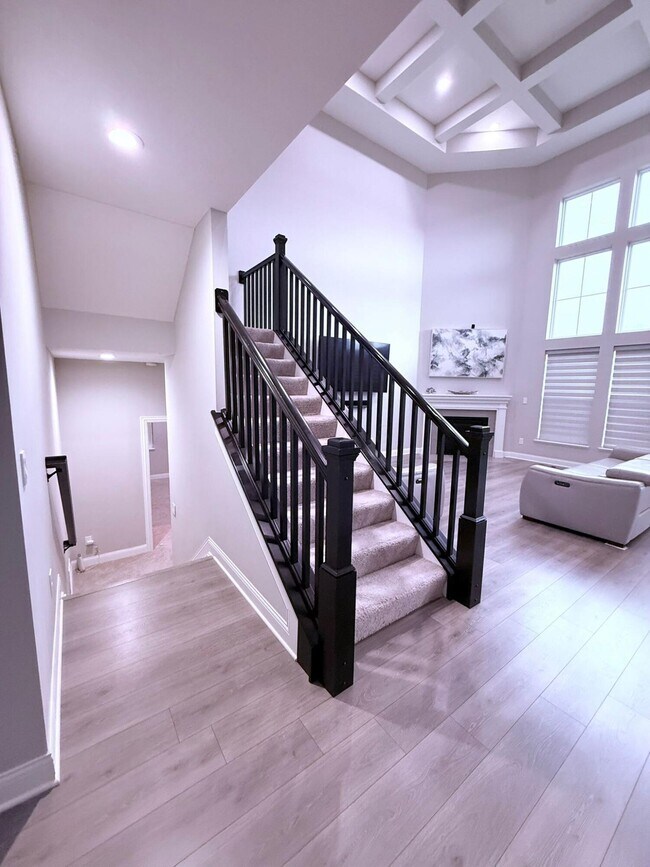 Building Photo - 10692 Pearl Creek Dr