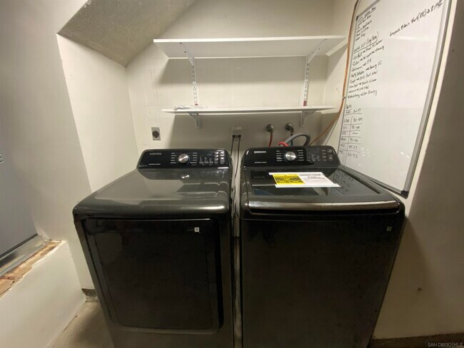 Building Photo - 293 Chapalita Dr