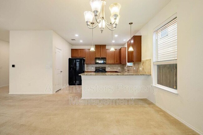 Building Photo - 907 Solitude Dr