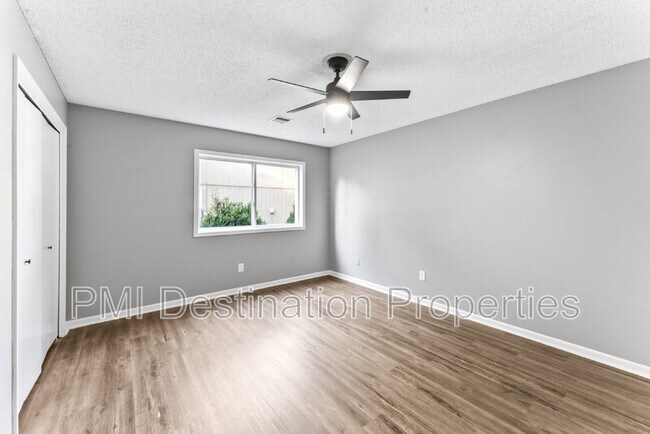 Building Photo - 1322 N Harvey Dr